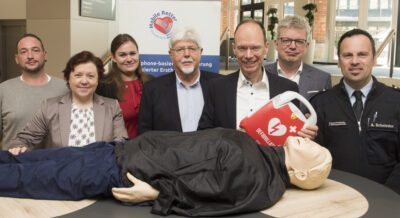 Schnelle Hilfe bei Herz-Kreislauf-Stillstand: Stiftung Stahlwerk fördert Projekt „Mobile Retter“ mit 50.000 Euro