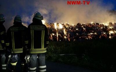 Erneut brennen am Abend rund 360 Strohballen – Feuerwehr Herringhausen erneut stundenlang im Löscheinsatz – Vermutlich

Brandstifung – Polizei sucht Zeugen