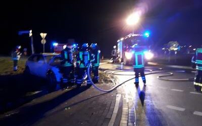 Pkw-Brand nach Verkehrsunfall am Kreisverkehr Leckermühle