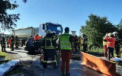 Schwerer Verkehrsunfall zwichen LKW und PKW