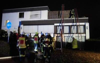 Wohnungsbrand in der Bielefelder Straße – Feuerwehr rettet Person vom Dach