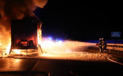 LKW mit Gefahrstoff brennt auf der Autobahn 30