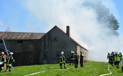 Feuerwehr verhindert Brandausbreitung in Scheunenkomplex