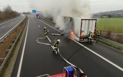 Sattelauflieger brennt auf der Autobahn 30