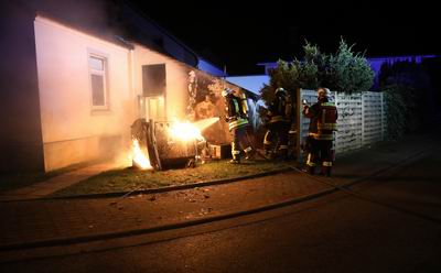 Große Mülltonne brennt an Wohnunterkunft in Melle-Mitte