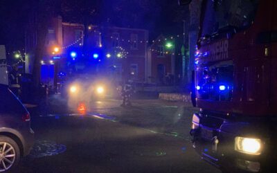 Sirenenalarm am Silvesterabend: Fahrzeugbrand zügig unter Kontrolle