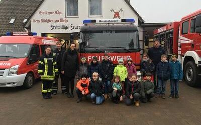 Dritte Klasse der Grundschule zu Besuch bei der Feuerwehr Herringhausen

             