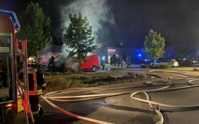 Kleintransporter brennen im Gewerbegebiet Gerden-Süd