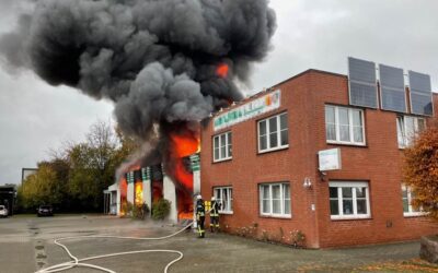 Halle in Melle brennt in voller Ausdehnung: Feuerwehr schützt angrenzende Gebäude