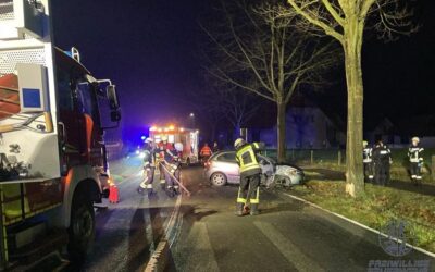 Schwerer Verkehrsunfall in Bad Rothenfelde – PKW prallt vor Baum