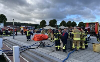 Öl in der Marina in Bad Essen – Fachzug 5 „Gewässerschutz“ der Feuerwehrbereitschaft Umweltschutz übt den Ernstfall