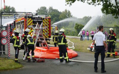 Vegetationsbrand bedroht Flüssiggasumschlagplatz – Übung der Kreisfeuerwehrbereitschaft Süd