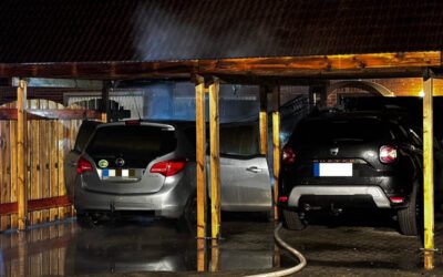 PKW-Brand im Carport