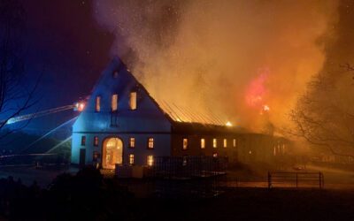 Gebäude eines landwirtschaftlichen Anwesens in Vollbrand