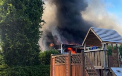 Dachstuhlbrand nach Terrassenfeuer – Feuerwehren im Großeinsatz