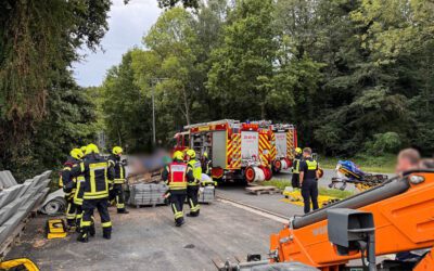 Personenrettung: Junge unter Palette mit Steinen eingeklemmt