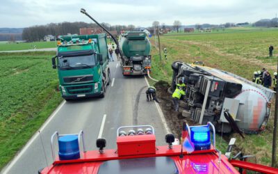 Wellingholzhausen: LKW kippt in Graben