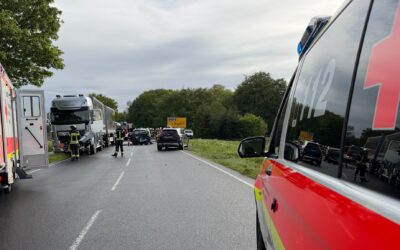 Schwerer Verkehrsunfall auf der B214 – PKW-Fahrer lebensgefährlich verletzt