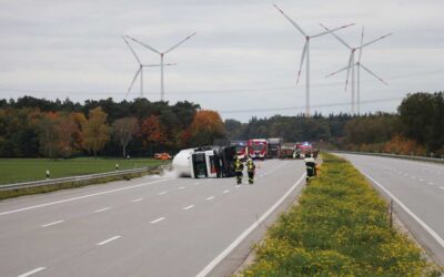 Gefahrgutunfall auf der A1 bei Rieste – Zwei Züge der Kreisfeuerwehrbereitschaft Umweltschutz sowie die IuK-Gruppen Nord und Süd unterstützen die örtlichen Einsatzkräfte